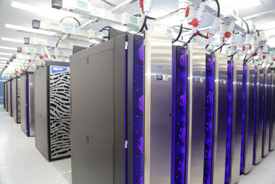 미·중 기술냉전이 통신장비에 이어 슈퍼컴퓨터로 확산되고 있다. 사진은 한국과학기술정보연구원(KISTI)이 시험 가동 중인 국가 연구용 슈퍼컴퓨터 5호기 '누리온'.  KISTI 제공